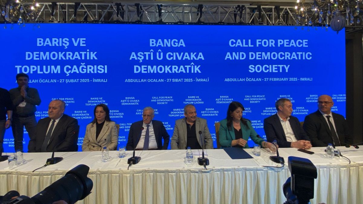 Abdullah Öcalan, a Kurdisztáni Munkáspárt vezetője fegyverletételre szólította fel a híveit