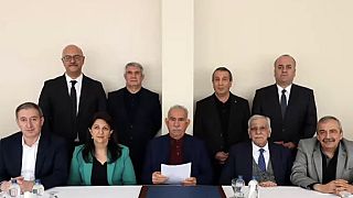 Il leader del PKK Abdullah Öcalan (al centro) e i deputati del partito DEM