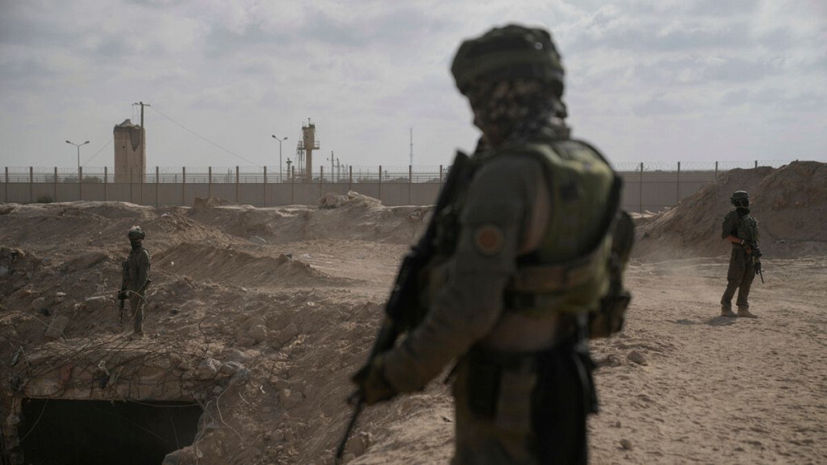 Israeli army won't withdraw from Gaza-Egypt border, says official