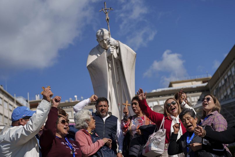 Faithful and well-wishers take prayers and support for Pope Francis to hospital 1 808x539 cmsv2 3b88ae3c 84f8 5463 abb9 f10bb16040c4 9083430