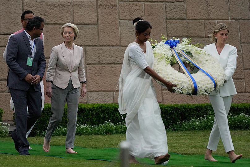 Ursula von der Leyen arrive pour rendre hommage au Rajghat, le mémorial du Mahatma Gandhi, à New Delhi, en Inde, le jeudi 27 février 2025.