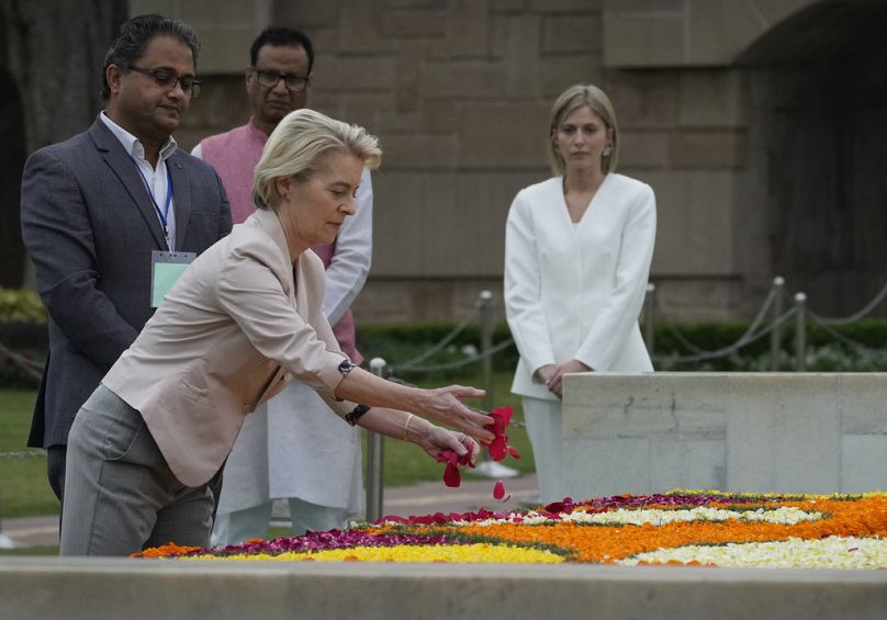 EU-Kommissionspräsidentin Ursula von der Leyen an der Mahatma-Gandhi-Gedenkstätte Rajghat in Delhi, Indien, 27. Februar 2025.