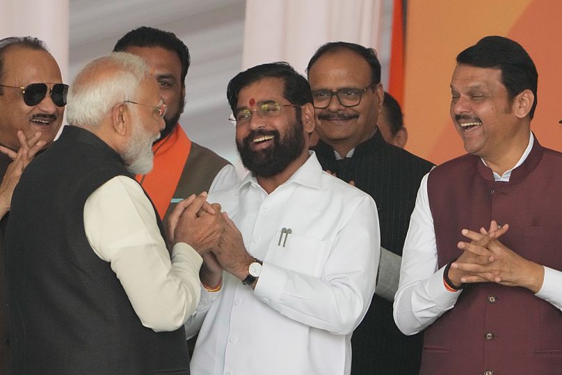 Premier Indii Narendra Modi (po lewej) rozmawia z szefem rządu Maharasztry Devendrą Fadnavisem oraz wiceprzewodniczącym rządu Maharasztry Eknathem Shinde.