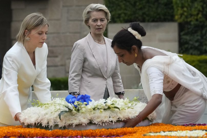 Ursula von der Leyen skłąda kwiaty przed pomnikiem Mahatmy Gandhiego