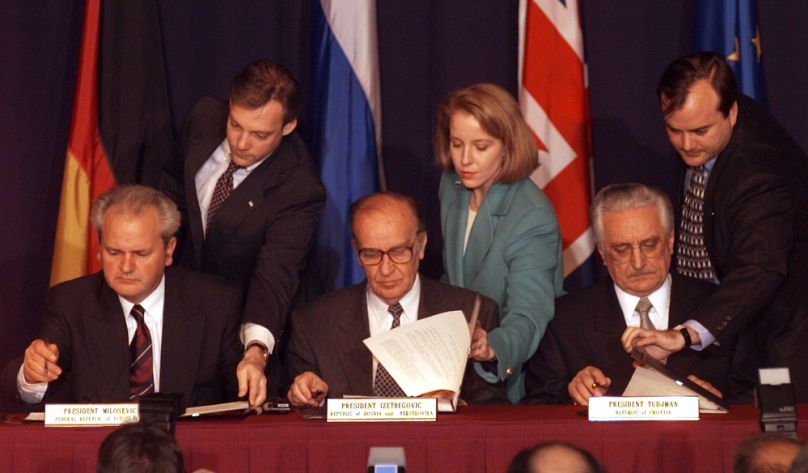 Slobodan Milošević szerb, Alija Izetbegović bosnyák és Franjo Tuđman horvát elnök aláírja a békeszerződést Daytonban, 1995. november 21-én