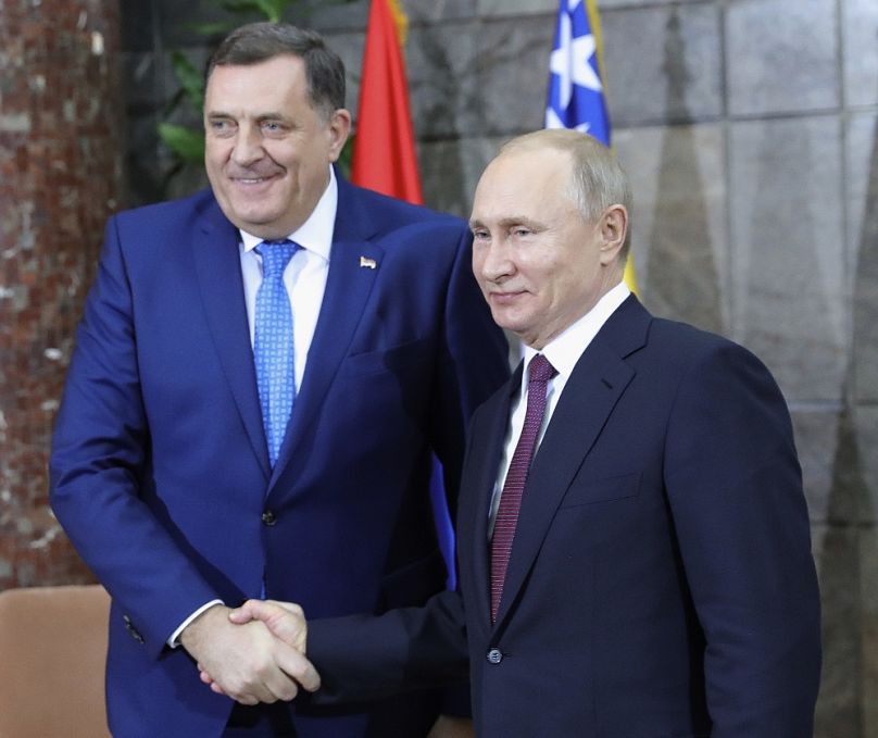 Milorad Dodik és Vlagyimir Putyin kézfogása Belgrádban, 2019-ben