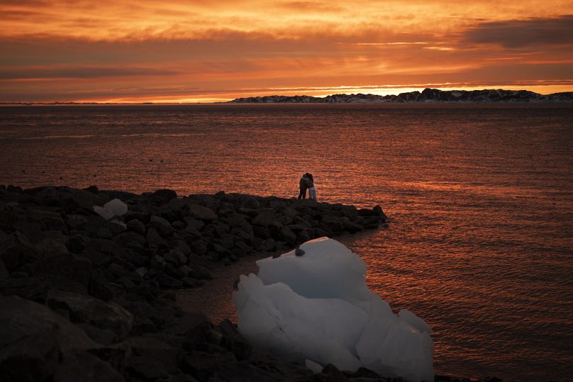 Ana, 18 lat, i Victor, 19 lat, obejmują się, patrząc na zachód słońca w Nuuk, Grenlandia.