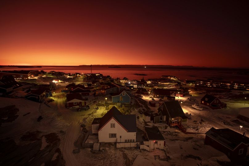 Słońce zachodzi w Ilulissat, Grenlandia.