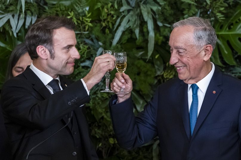 Macron brinda com Marcelo Rebelo de Sousa durante o jantar de Estado no Palácio da Ajuda, em Lisboa