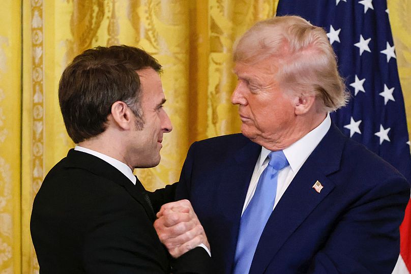 Prezydent Donald Trump, podaje rękę prezydentowi Francji Emmanuelowi Macronowi podczas wspólnej konferencji prasowej.