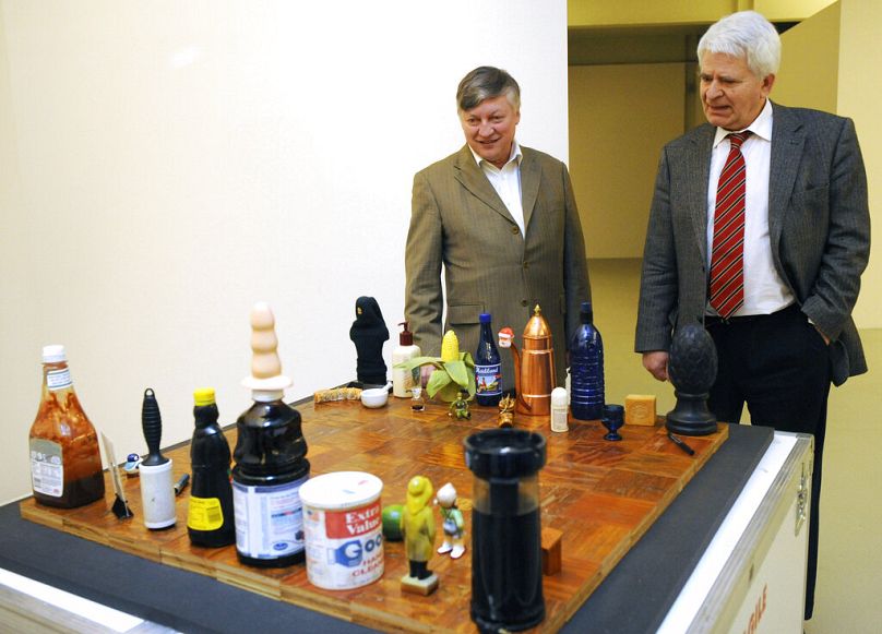 Les grands maîtres d'échecs russes Boris Spassky, à droite, et Anatoly Karpov, à gauche, regardent le jeu d'échecs créé par l'artiste de Los Angeles Paul McCarthy. 31.03.2010