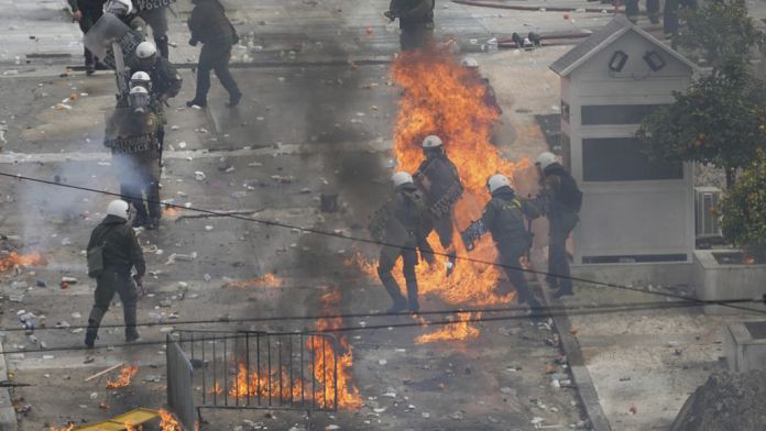 Atene, scontri alla manifestazione per il secondo anniversario della tragedia ferroviaria di Tempe