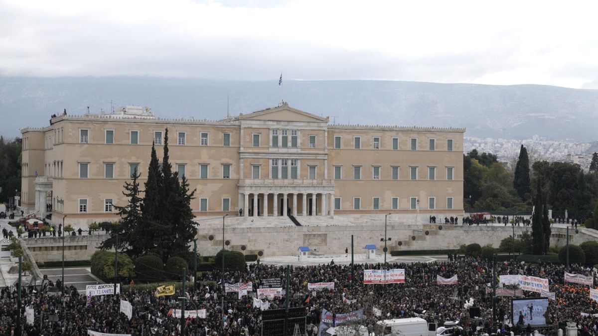 Ελλάδα: Εντυπωσιακή μαζικότητα στο συλλαλητήριο στην πλατεία Συντάγματος για τα δύο χρόνια από την τραγωδία των Τεμπών