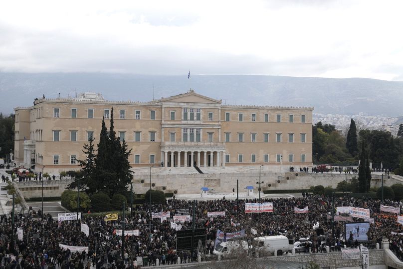 Migliaia di manifestanti davanti al parlamento greco alla manifestazione per i due anni dalla tragedia di Tempe