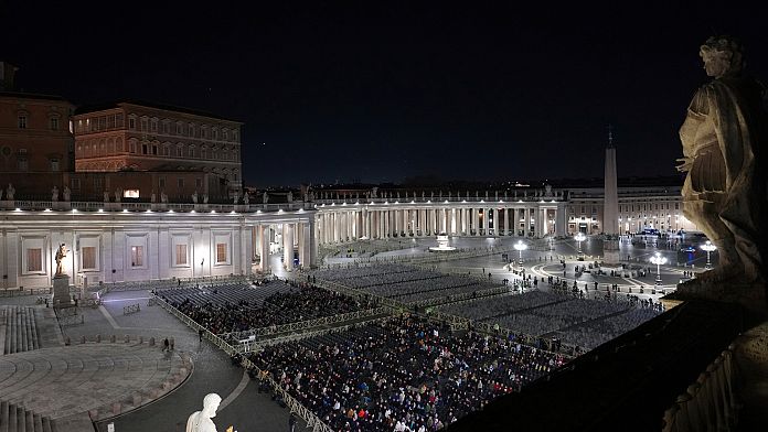 Vaticano: notte tranquilla per il Papa, "sta riposando"