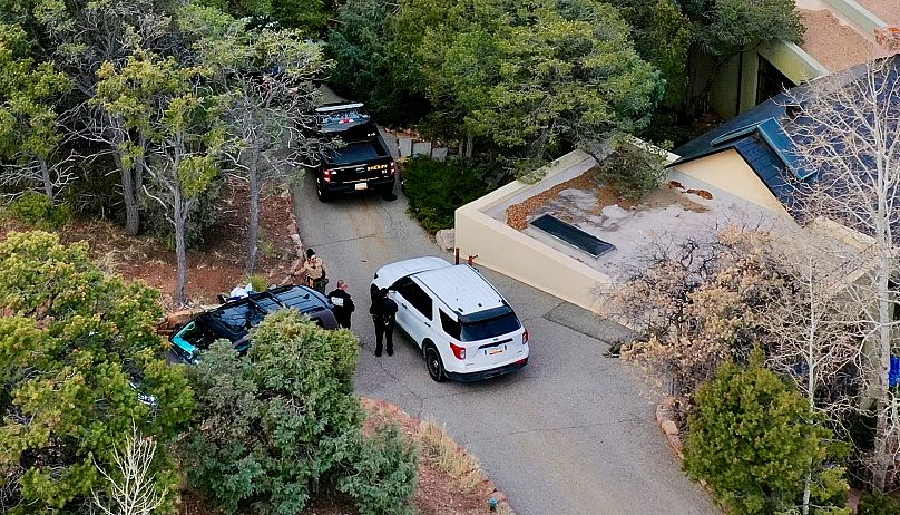 Agentes da autoridade à porta da casa de Gene Hackman, na quinta-feira, 27 de fevereiro de 2025, em Santa Fé, Novo México