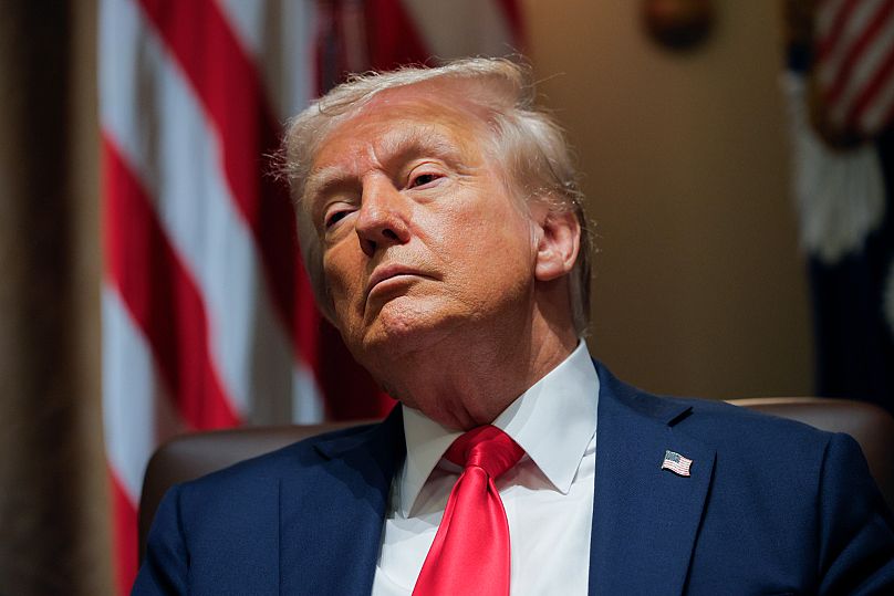 Prezydent Donald Trump słucha podczas posiedzenia gabinetu w Białym Domu w Waszyngtonie.