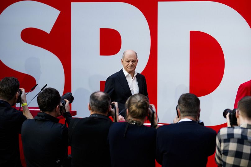 Kanclerz Niemiec Olaf Scholz przybywa na konferencję prasową w siedzibie Socjaldemokratycznej Partii Niemiec (SPD) w Berlinie.