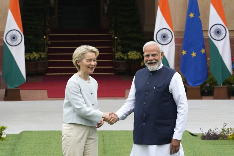 Premier Indii Narendra Modi, ściska dłoń z przewodniczącą Komisji Europejskiej Ursulą von der Leyen w Nowym Delhi.