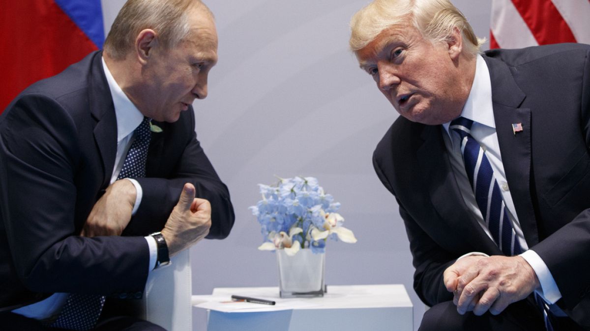 ABD Başkanı Donald Trump, 7 Temmuz 2017'de Almanya'nın Hamburg kentinde düzenlenen G-20 Zirvesi'nde Rusya Devlet Başkanı Vladimir Putin ile bir araya geldi. ABD Başkanı Donald Trump, 7 Temmuz 2017'de Almanya'nın Hamburg kentinde düzenlenen G-20 Zirvesi'nde Rusya Devlet Başkanı Vladimir Putin ile bir araya geldi.