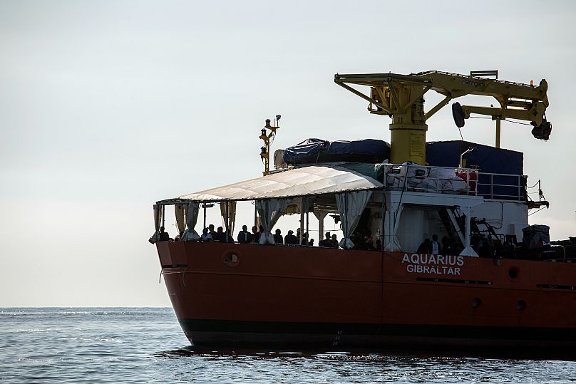 مهاجرون يصلون على متن سفينة أكواريوس التابعة لمنظمة ”SOS Mediterranee“ غير الحكومية في ميناء فالنسيا الشرقي، إسبانيا، 17 يونيو 2018