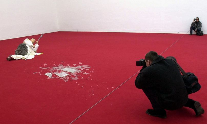 Maurizio Cattelan A kilencedik óra című alkotása a varsói Zacheta galériában, 2000-ben