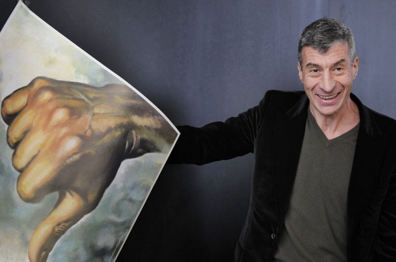 Maurizio Cattelan Bregenz című alkotásával az osztrák kisvárosban, 2008-ban