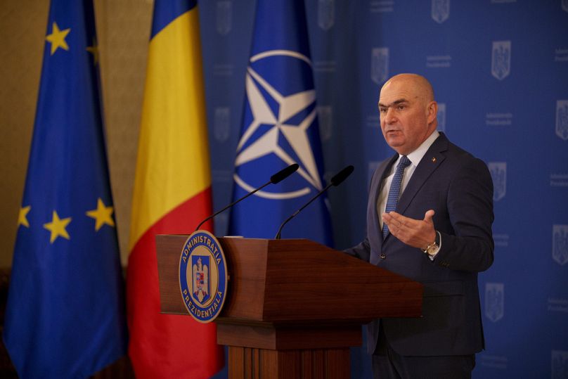 El presidente interino de Rumanía, Ilie Bolojan, gesticula durante una rueda de prensa en el Palacio Presidencial de Cotroceni en Bucarest, Rumanía, 28 de febrero de 2025