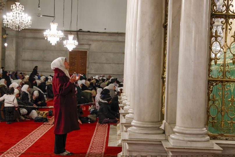 Um muçulmano reza no primeiro dia do mês sagrado muçulmano do Ramadão na Mesquita Umayyad em Damasco, Síria, sábado, 1 de março de 2025