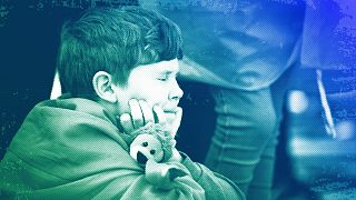 Un enfant réagit aux bruits d'un raid aérien lors d'une représentation artistique de la vie des civils ukrainiens pendant la guerre, à Bucarest, le 24 février 2024.