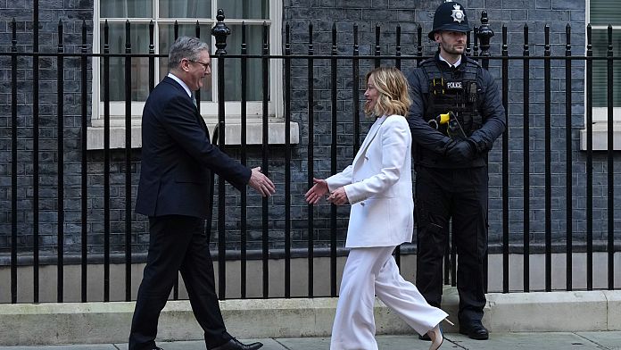 Meloni da Starmer: "Italia e Regno unito possono costruire ponti"