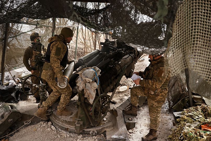 Des militaires ukrainiens tirent un obusier M777 en direction des positions russes sur la ligne de front près de Donetsk, en Ukraine, le dimanche 2 mars 2025.