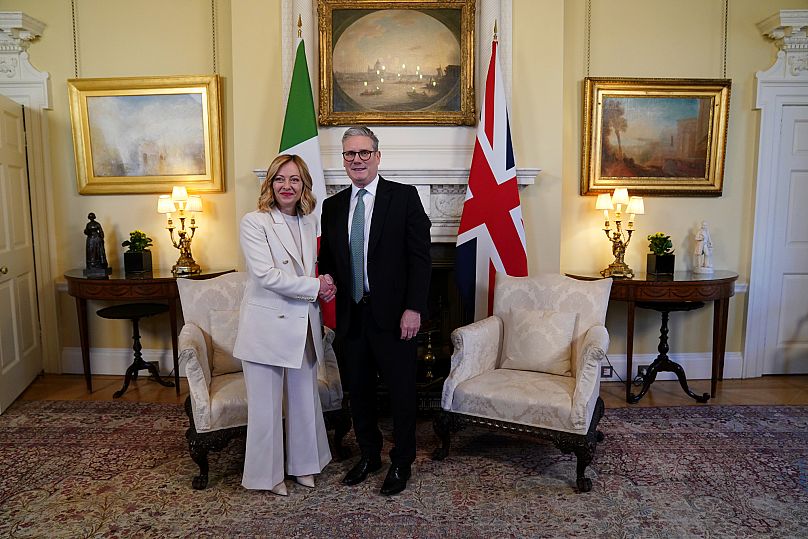 Le Premier ministre britannique Keir Starmer accueille la Première ministre italienne Giorgia Meloni, au 10 Downing Street, à Londres, le dimanche 2 mars 2025