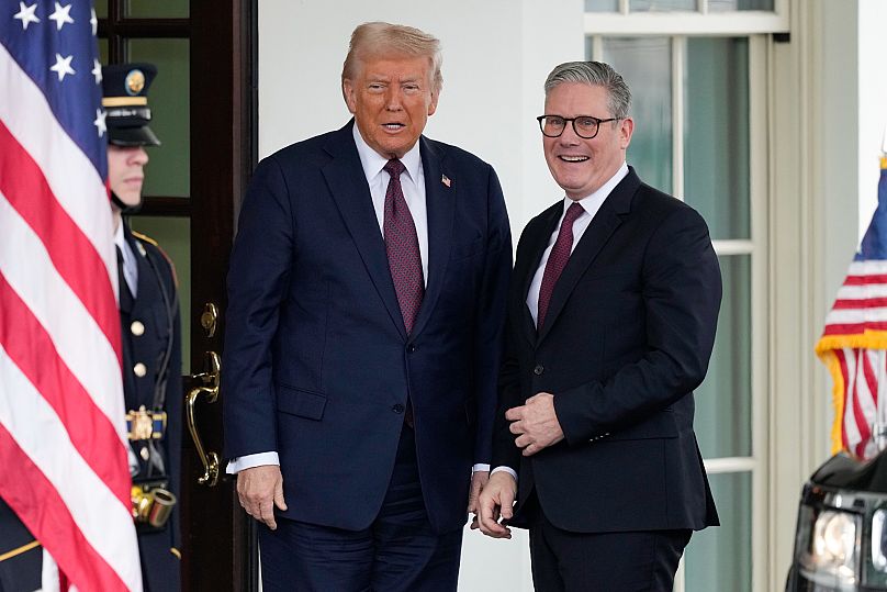 Le Premier ministre britannique Keir Starmer est accueilli par le président Donald Trump à son arrivée à la Maison Blanche à Washington, le jeudi 27 février 2025.
