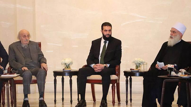 جنبلاط يصل إلى دمشق برفقة وفد لبناني ويجتمع بأحمد الشرع