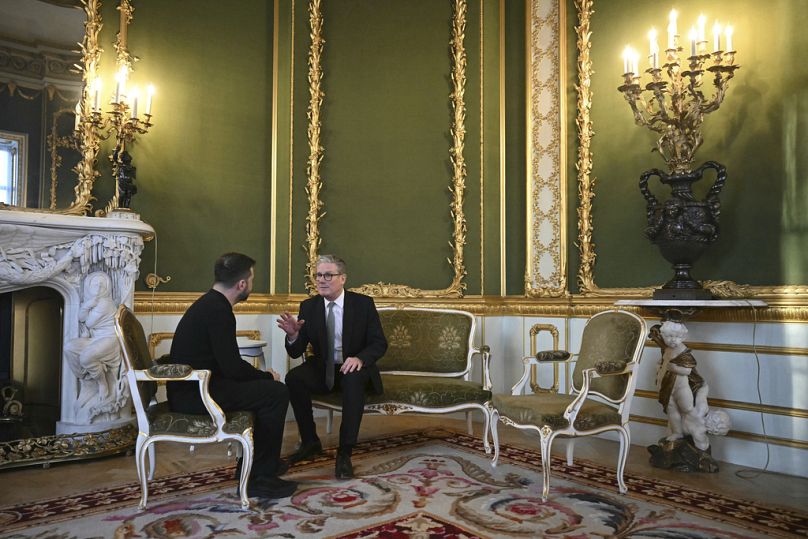 Premier Wielkiej Brytanii Keir Starmer i prezydent Ukrainy Wołodymyr Zełenski spotykają się podczas szczytu liderów europejskich, aby omówić sytuację na Ukrainie, 2025 r.