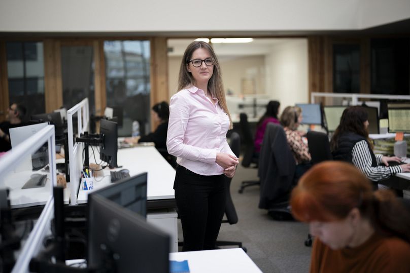 Diana Maria Pagu, 23 ans, originaire de Roumanie, pose dans un bureau de comptabilité de BonArea à Guissona, Lleida, Espagne, jeudi 20 février 2025.