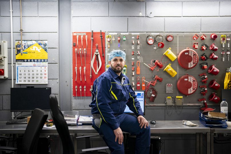 Mohamed Es-Saile, 38 ans, originaire du Maroc, pose dans le département mécanique de l'usine de production alimentaire de Guissona, à Lleida, en Espagne.