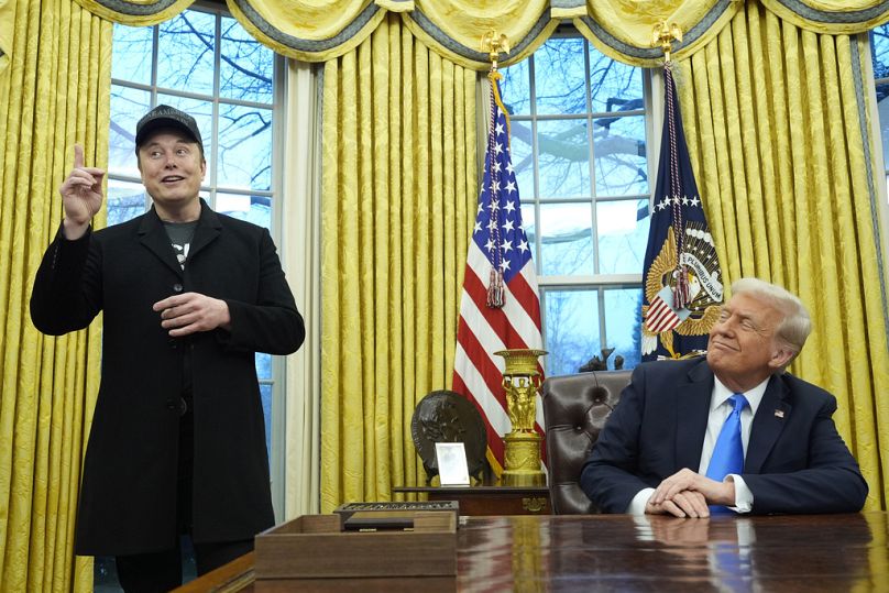Prezydent Donald Trump słucha, jak Elon Musk przemawia w Gabinecie Owalnym w Białym Domu, we wtorek, 11 lutego 2025 roku.