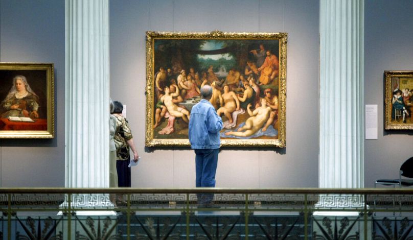 Egy érdeklődő Cornelis van Haarlem „Az aranykor (Bacchanália)” című festményét nézi a moszkvai Szépművészeti Múzeumban. 