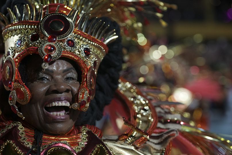 Az Unidos de Padre Miguel szambaiskola egy táncosa előadás közben.