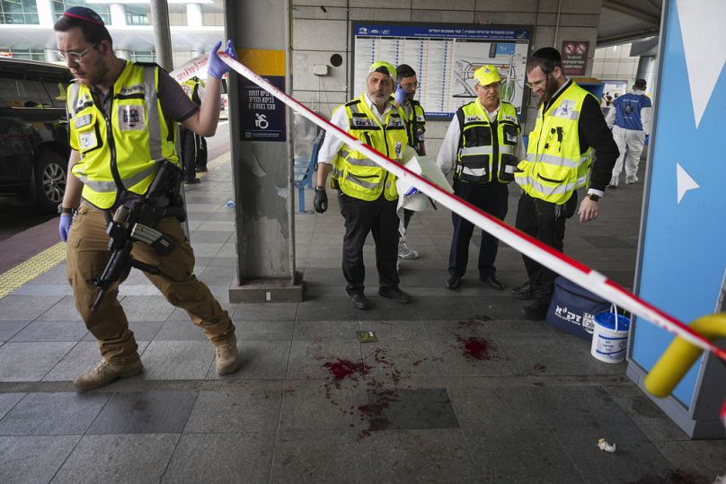 Członkowie służb ratunkowych ZAKA czyszczą plamy krwi na miejscu ataku nożem w Hajfie w Izraelu w poniedziałek 3 marca 2025 r.