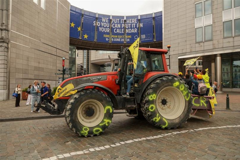 Protesta de agricultores frente al Parlamento Europeo, en Bruselas, el 4 de junio de 2024.