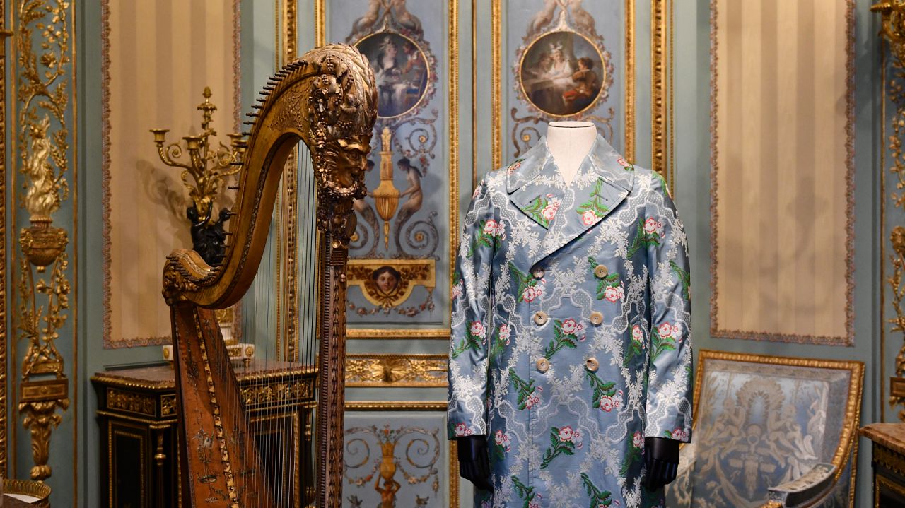 Tenue Gucci exposée à l'exposition Louvre Couture