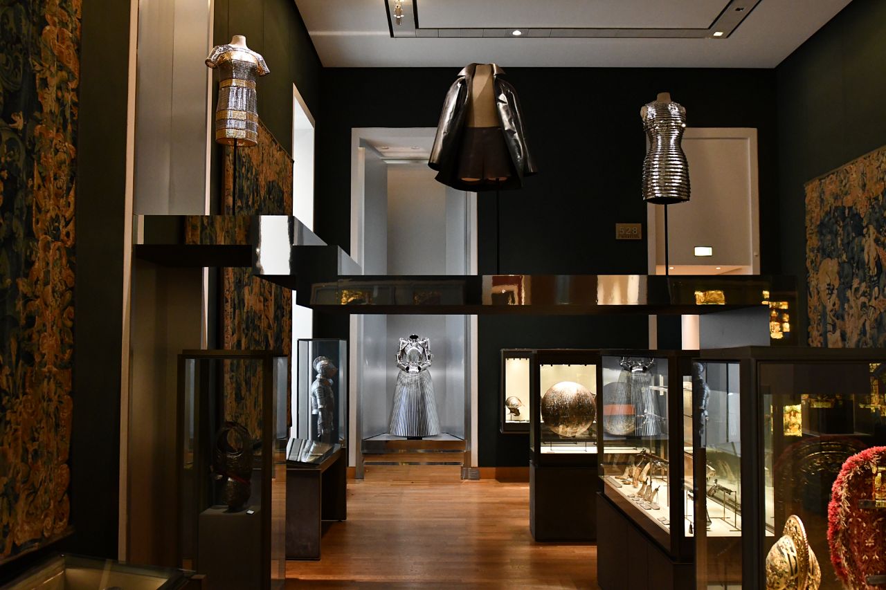 Des pièces Paco Rabanne, Balenciaga, et Loewe présentées à l'exposition Louvre Couture
