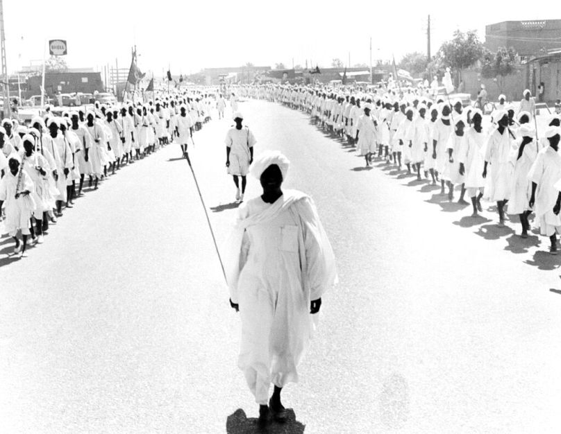 راهپیمایی دو صف از جوانان فرقه انصار با بیش از  ۲۰ هزار شرکت‌کننده عضو این فرقه در خارطوم