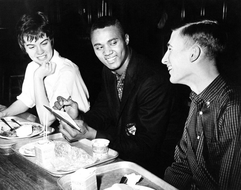 دانش‌آموزان دبیرستان کاملا سفیدپوست در چارچوب ادغام نژادی به دبیرستان مختلط رفته‌اند