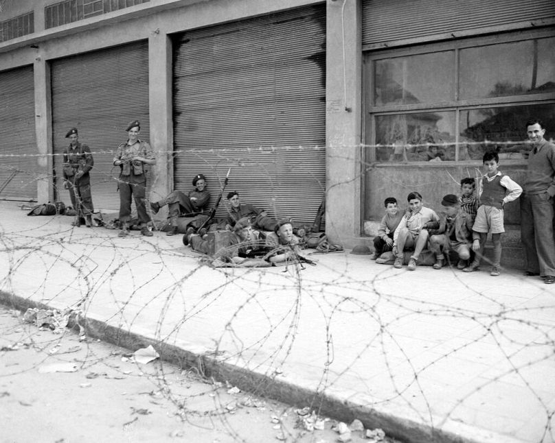 سربازان بریتانیایی در حال نگهبانی در مسیر حیفا به تل‌آویو در سال ۱۳۲۵ شمسی