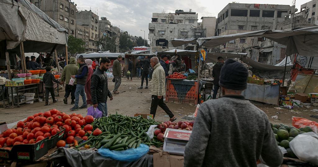 Middle East: Gaza residents try to mark Ramadan amid shortages