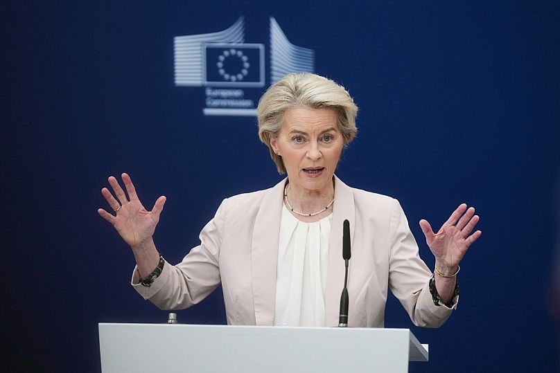 Ursula von der Leyen s'exprime lors d'une conférence de presse après une réunion avec les constructeurs automobiles au siège de l'UE à Bruxelles, le lundi 3 mars 2025.